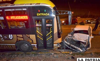 Accidente de tránsito de un bus PumaKatari y un vehículo particular ocurrido en la avenida del Poeta por invasión de carril