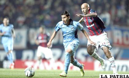 Damir Miranda intenta salir con balón dominado