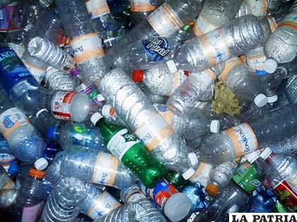 Hay mucho material, como las botellas plásticas, que se puede reciclar