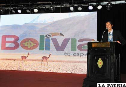 El viceministro de Turismo, Marko Machicao, presenta el spot del Sajama