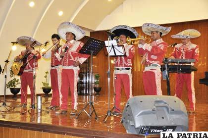 Mariachi Guapango, deleita al público con su música
