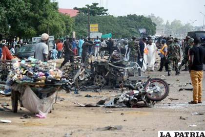 Vehículos afectados por la explosión de una bomba en Kaduna, en el norte de Nigeria