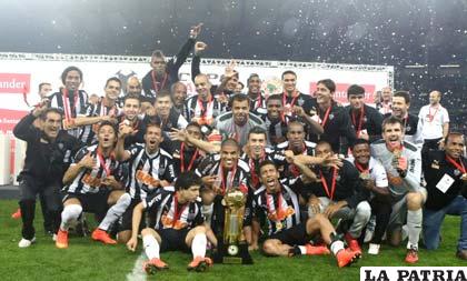 El festejo de los jugadores de Atlético Mineiro, campeones de la Recopa Sudamericana