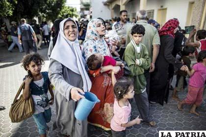 Una familia palestina llega a un hospital tras escapar de la escuela atacada por Israel el 24 de julio de 2014