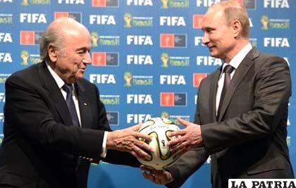 Joseph Blatter hizo la entrega simbólica de la organización del Mundial Rusia 2018 al representante ruso