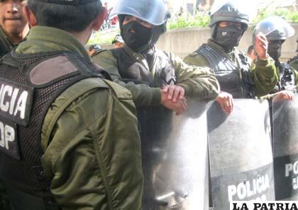 Efectivos de la Policía resguardan Plaza Murillo /Foto archivo