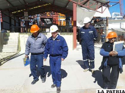 Trabajadores en la planta de Eucaliptus