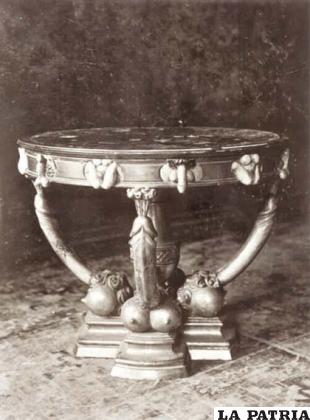 Mesa con motivos eróticos perteneciente a Catalina II de Rusia