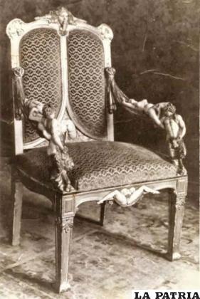 Silla con ornamentos eróticos fotografiada en la habitación privada de la emperatriz