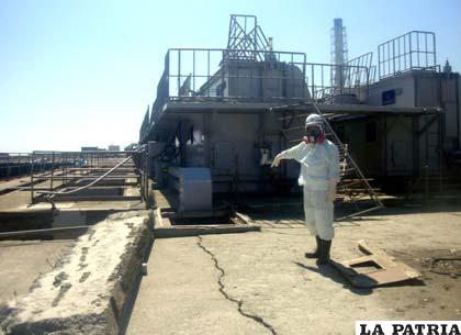 Los obreros en Fukushima deben usar trajes antirradiación
