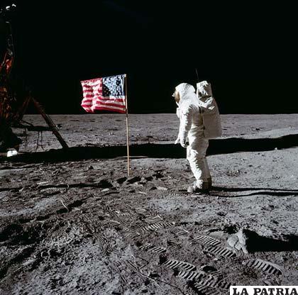 Buzz Aldrin con la bandera de Estados Unidos
