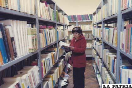Biblioteca de la carrera de Antropología de la UTO