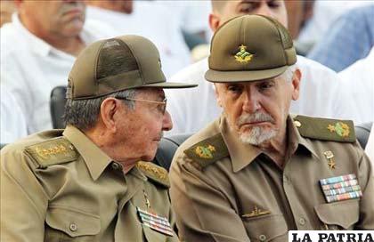 Presidente de Cuba, Raúl Castro (i), y el vicepresidente cubano, Ramiro Valdés (d), en acto por el Día de la Rebeldía Nacional