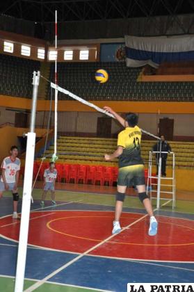 Una acción del cotejo que ganó San Martín