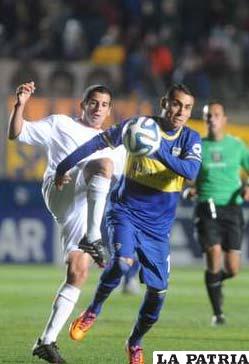 Una acción del encuentro en el cual perdió Boca