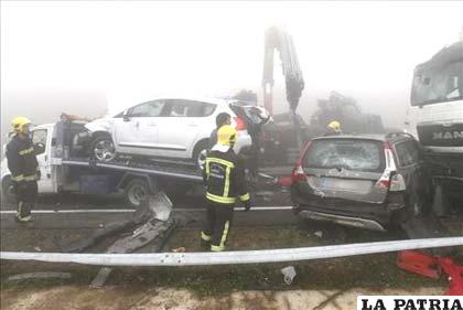 Las grúas retiran de la calzada algunos vehículos implicados en un accidente múltiple