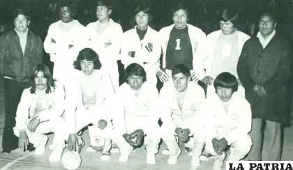 Fue parte de la selección de Oruro en futsal el año 1976 (el cuarto de los de pie)