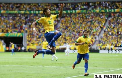 Neymar es figura en la selección brasileña de fútbol