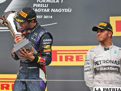 Ricciardo besa el trofeo de campeón en Hungría