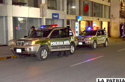 Los vehículos patrullan en los cinco distritos de Oruro