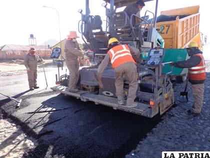 Alcaldía asfalta vía con equipos propios