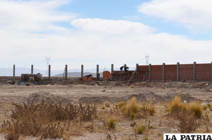 Muro perimetral es construido en terrenos donde se emplazará el Puerto Seco