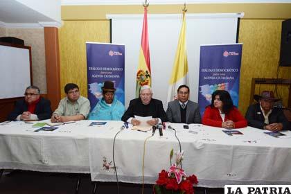 Presentación de peticiones recogidas por la Iglesia para los candidatos