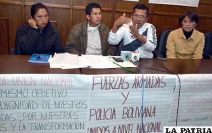 Suboficial Richard Mayta (FF.AA.) y el sargento Pedro Ticona (Policía), en conferencia de prensa