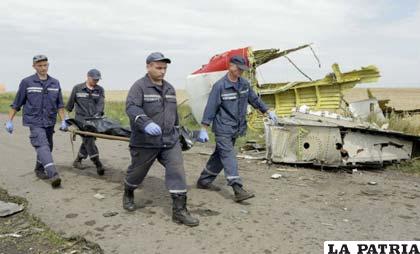 Malasia y Australia exigen que se respeten los restos del avión derribado en Ucrania