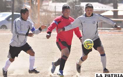 Los cotejos se disputan en las canchas del Regimiento Camacho