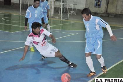 José Escalera con el dominio de la pelota