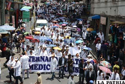 Marcha de médicos y estudiantes cuando se suscitó el deceso del niño Alexander /ABI