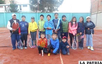 Integrantes de la Academia del Oruro Tenis Club