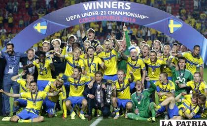 El festejo de los suecos por lograr el título de la Sub-21 que organizó la UEFA /milenio.com