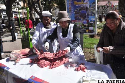 Vendedoras se alistan para la Feria Productiva de la Carne de Llama y Cordero