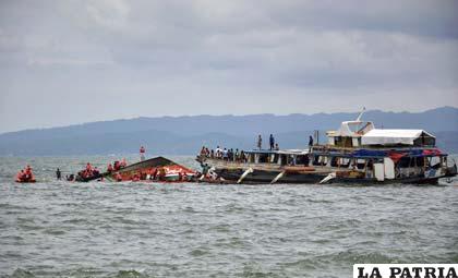 El ferry cuando estaba hundido y rescataban a los inmigrantes /laopinion.com