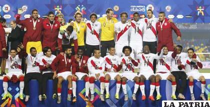 Los peruanos con la medalla de bronce (por cábala volcaron su camiseta) /as.com