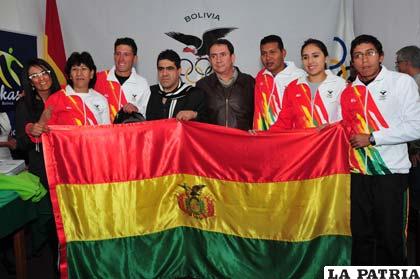 Los deportistas abanderados de la delegación boliviana /APG
