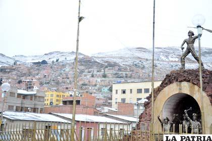 Varios sectores de Oruro se cubrieron de blanco por la nevada