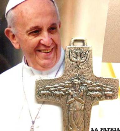 Cruz del buen pastor que lleva consigo el Papa Francisco /WORDPREES