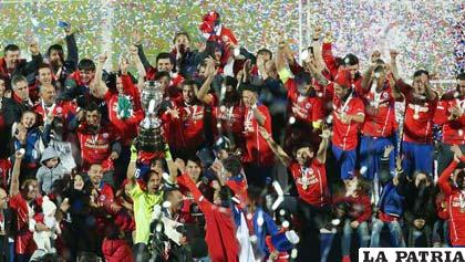 Los chilenos celebran con el trofeo en alto, la obtención de la Copa América /as.com