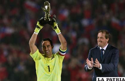 Claudio Bravo recibió el Guante de Oro como el mejor portero /conmebol.com