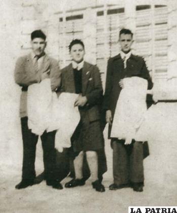 Foto de los años 50, Mario Bergoglio, a la derecha