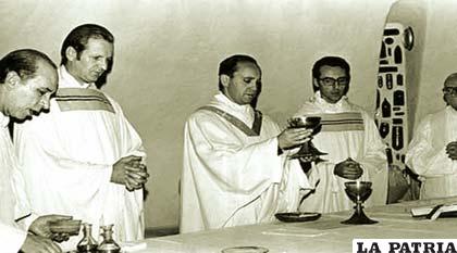 Francisco más adulto celebrando la Eucaristía