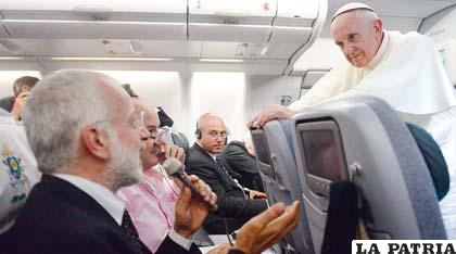 En su primer encuentro con periodistas, el Papa da la primera señal de austeridad