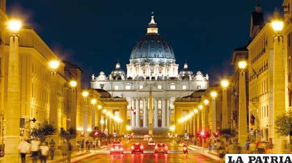 Estableció una comisión para investigar y reformar el Banco del Vaticano, días después los principales gerentes renuncian