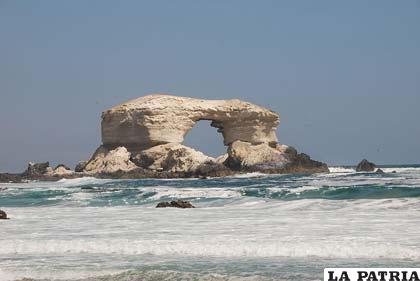La portada, famosa formación rocosa en el mar de Antofagasta