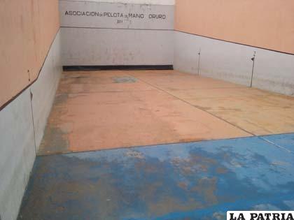 El piso del frontón no estaba en buenas condiciones