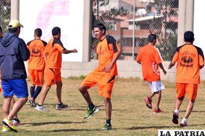 Durante el entrenamiento de Universitario antes de viajar a Oruro
