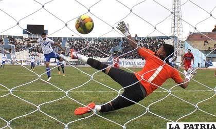 Maximiliano Ortiz remata desde el punto penal para anotar el primero de los 